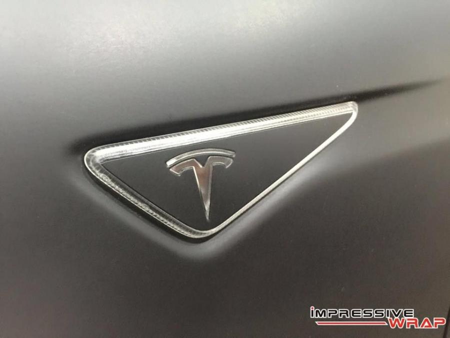 Логотип Tesla Model S P90D by Impressive Wrap 2016 года  (фото 2 из 7)